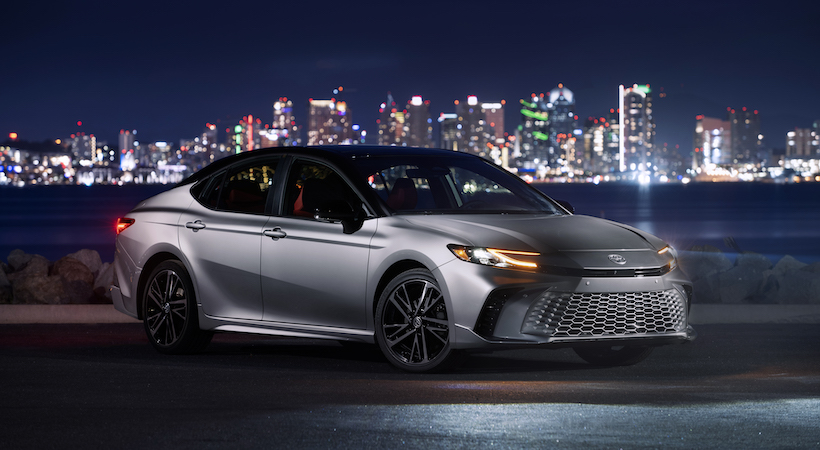 El Toyota Camry 2025 combina eficiencia híbrida con un diseño sofisticado. Foto: Toyota