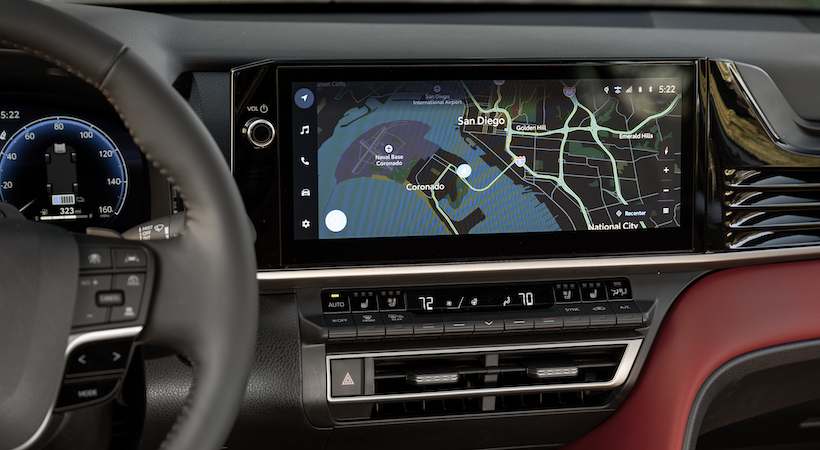 El interior rojo del Toyota Camry XSE 2025 aporta un toque de sofisticación y energía. Foto: Toyota