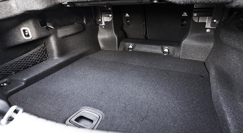 El maletero cuenta con 13.6 pies cúbicos de espacio cuando la capota está levantada y 10.4 pies cúbicos con la capota bajada. Foto: Mercedes-Benz