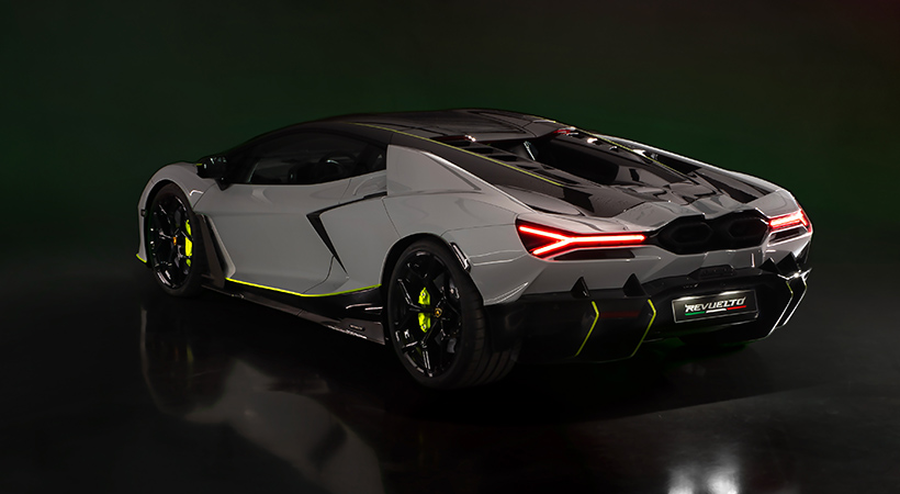 Se ha aplicado fibra de carbono de alto brillo en el techo, el alerón y otros detalles. Foto: Lamborghini