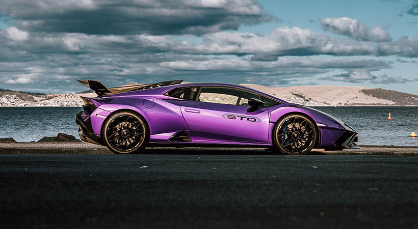Un Lamborghini STO posando para la foto en Tasmania. Foto: Lamborghini