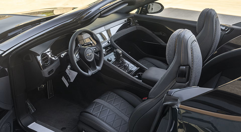El interior ha sido personalizado a gusto del cliente. Foto: Mecum Auctions