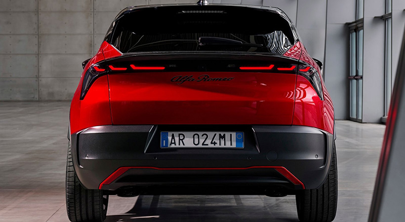 Hablando de lo que hay bajo el capó, las versiones eléctricas están equipadas con un motor único y una batería de 54 kWh. Foto: Alfa Romeo 