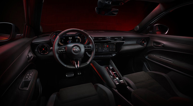 Abriendo las puertas, descubrimos una cabina equipada con dos pantallas digitales de 10.25 pulgadas cada una. Foto: Alfa Romeo