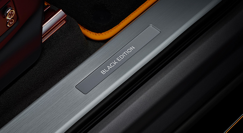 Placas especiales en los umbrales de las pyuertas. Foto: Bentley