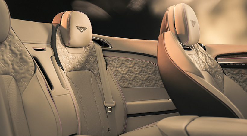 En el interior destaca una combinación de acabados dobles en el tablero. Foto: Bentley 