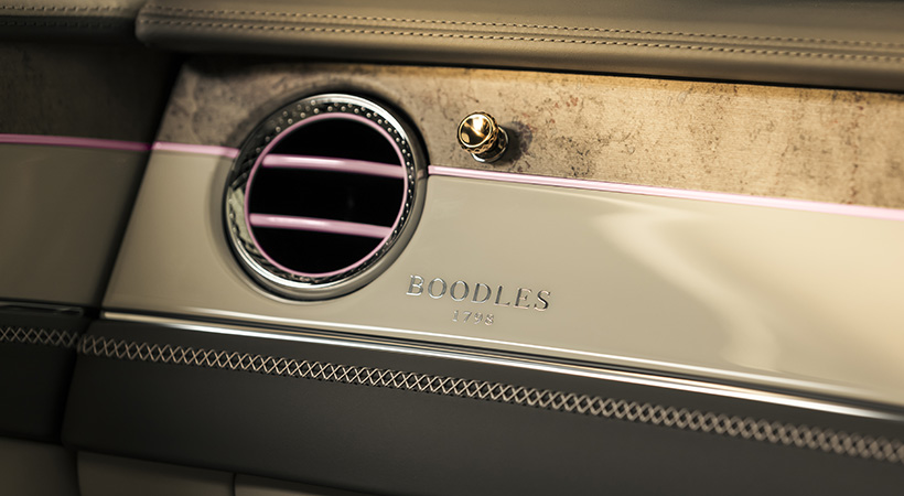 los detalles cromados recibieron un tratamiento en color Rosa Polvo. Foto: Bentley