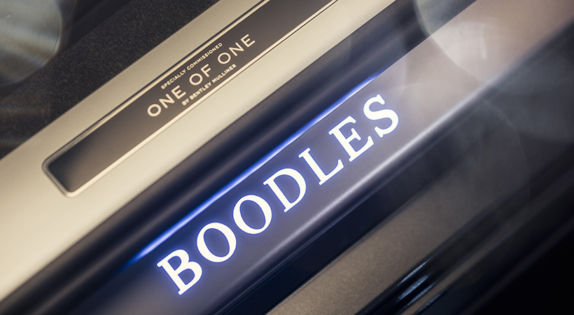 En las puertas tenemos placas específicas. Foto: Bentley