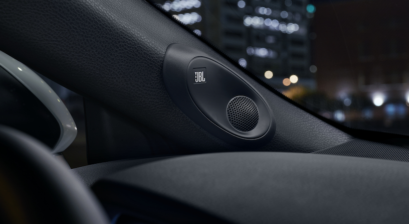 El sonido envolvente de las bocinas JBL se encuentra en las versiones XLE y XSE del Toyota Camry 2025. Foto: Toyota