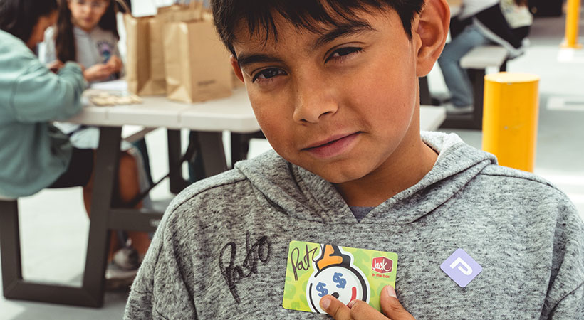 Otro niño muestra el autpógrafo del piloto regiomontano. Foto: Museo Petersen