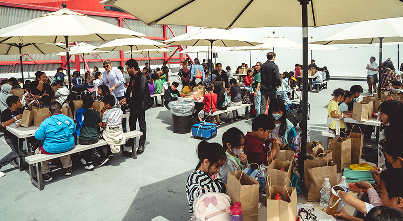 Los niños en plena convivencia. Foto: Museo Petersen