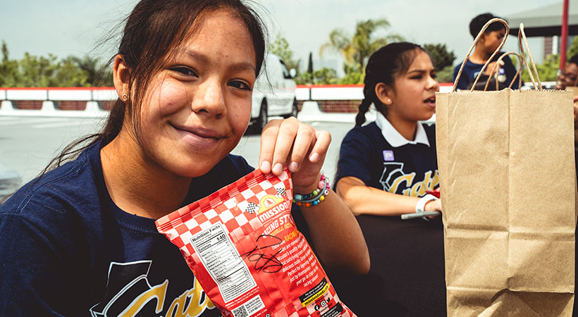 Una niña muestra el autógrafo de Pato O´Ward. Foto: Museo Petersen