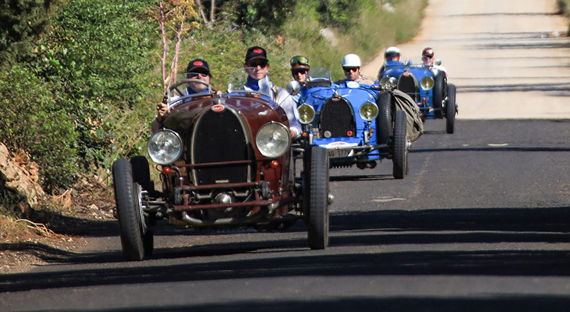 Durante el evento, un contingente de 66 coches entre los cuales se encontraban ejemplares del Type 13 y del Type 57, recorrieron la ruta de sus predecesores. Foto: Bugatti
