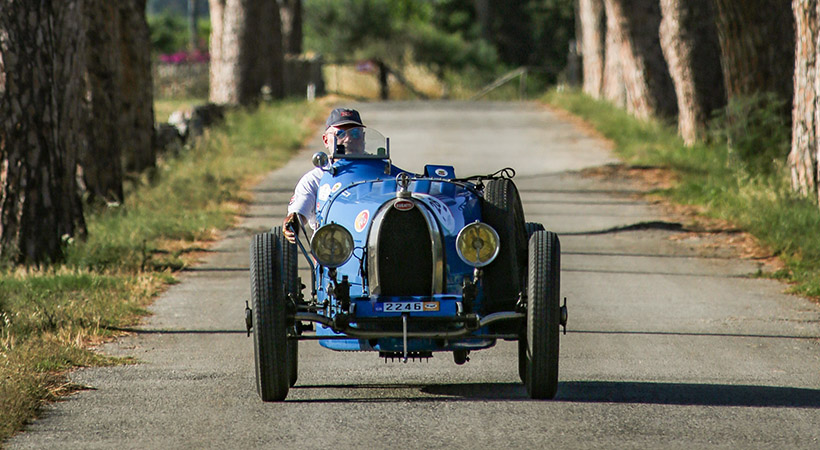 El cuarto día del Encuentro Internacional de Bugatti llevó a los participantes a recorrer los extensos viñedos de la isla. Foto: Bugatti