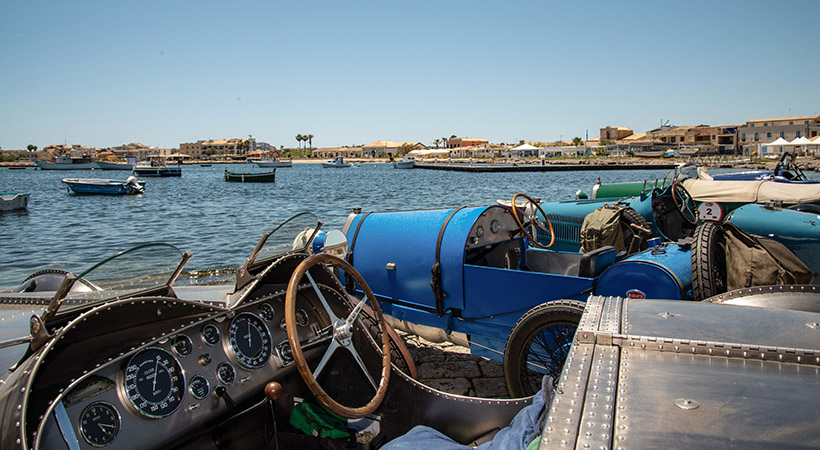 Bugattis clásicos a la orilla del mar Mediterráneo. Foto: Bugatti