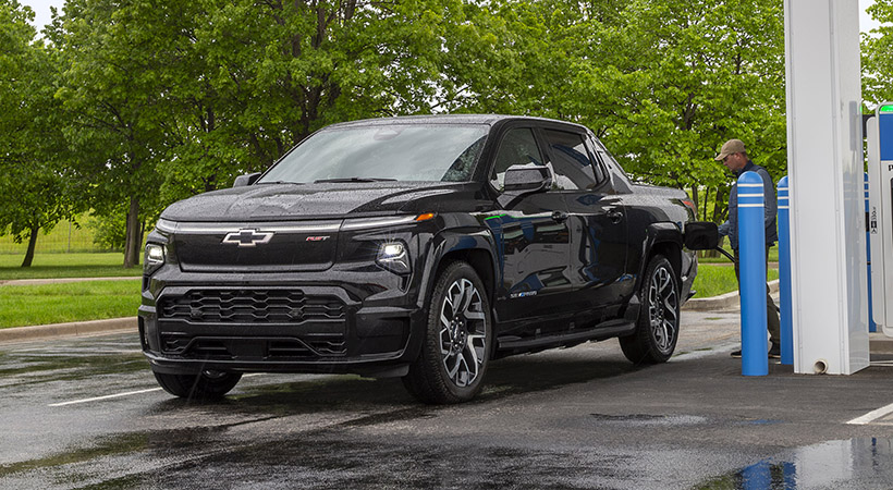 En estaciones de carga rápida de 350 kW, la camioneta puede añadir hasta 100 millas de autonomía en 10 minutos. Foto: Chevrolet