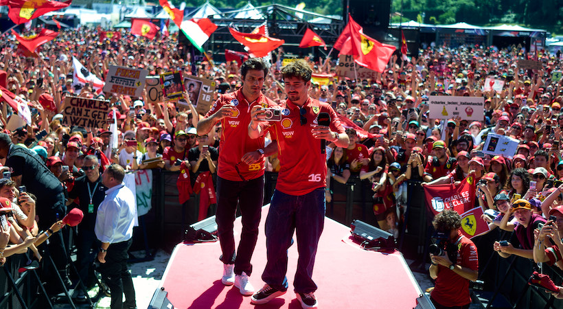 Carlos Sainz y Charles Leclerc durante el Gran Premio de Emilia-Romaña 2024. Foto: Ferrari