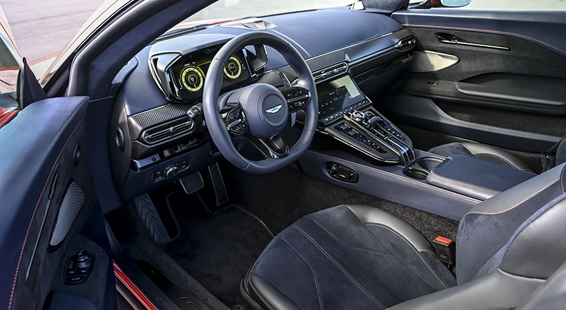Al entrar al Vantage 2025, te encuentras con un interior que combina a la perfección lujo y deportividad. Foto: Aston Martin