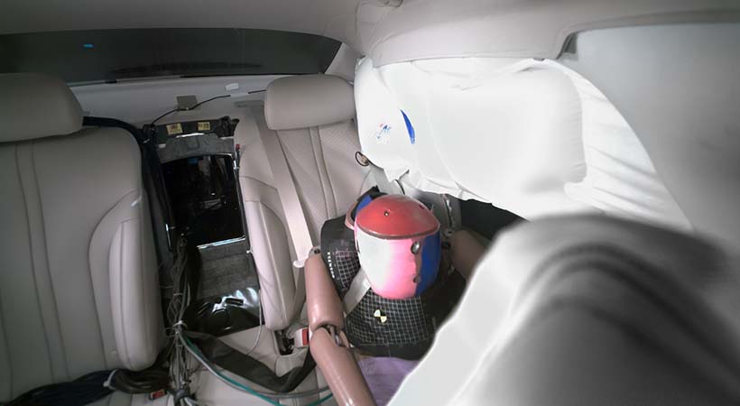 Los valores de lesiones del maniquí del pasajero trasero indican un bajo riesgo de lesiones en la cabeza, el cuello y el pecho. Durante el choque, el cinturón de hombro permaneció en una posición ideal sobre el pecho del maniquí. Foto: IIHS