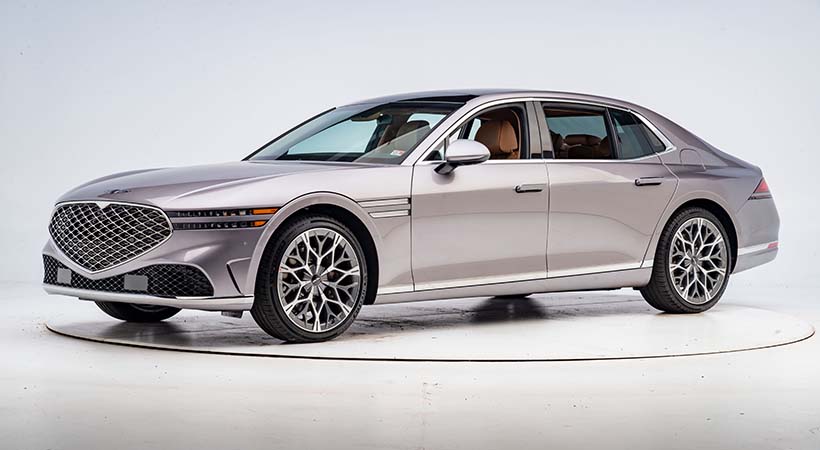 Genesis G90, uno de los dos autos puestos a prueba por el IIHS. Foto: IIHS