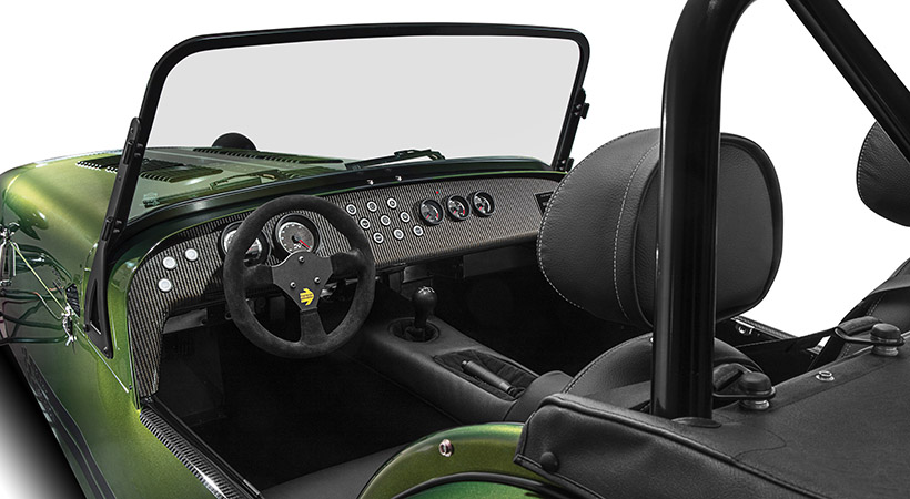 El interior mantiene su característica simplicidad inherente a los Caterham. Foto: Caterham