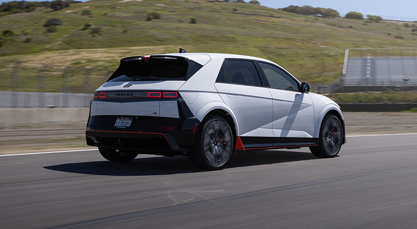 En condiciones normales el motor eléctrico delantero ofrece hasta 223 caballos de potencia. Foto: Hyundai