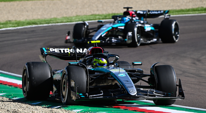 Lewis Hamilton y George Russell corriendo durante el Gran Premio de Emilia-Romaña 2024. Foto: Mercedes