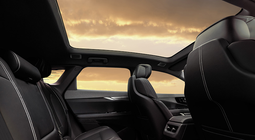 El paquete se complementa con un enorme techo de cristal que cubre prácticamente todo el habitáculo. Foto: Cadillac