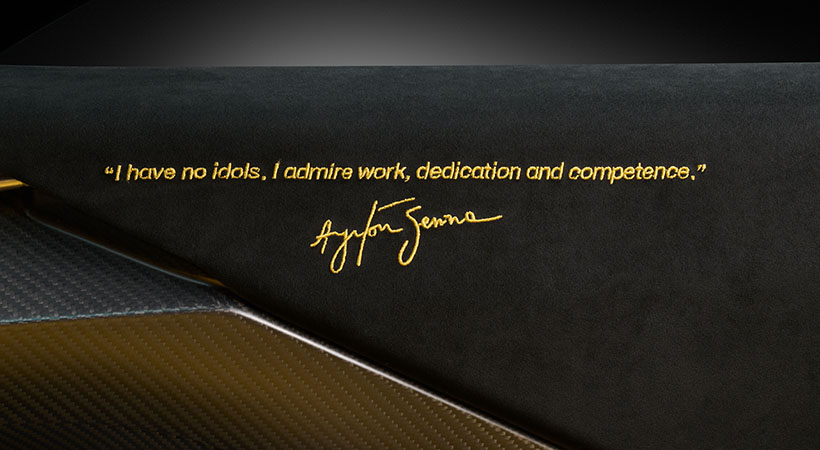 La cita de Senna con su firma en el borde de la puerta que dice: 