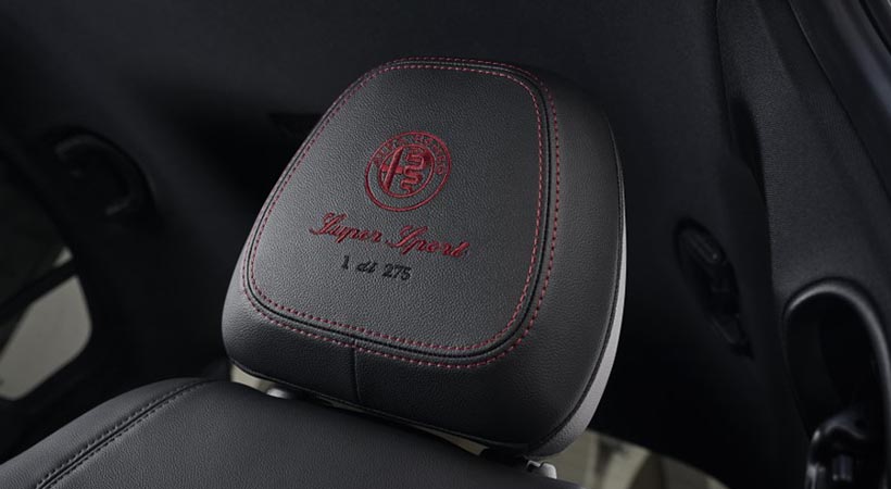 En las cabeceras se aprecia el número de edición que estamos conduciendo. Foto: Alfa Romeo