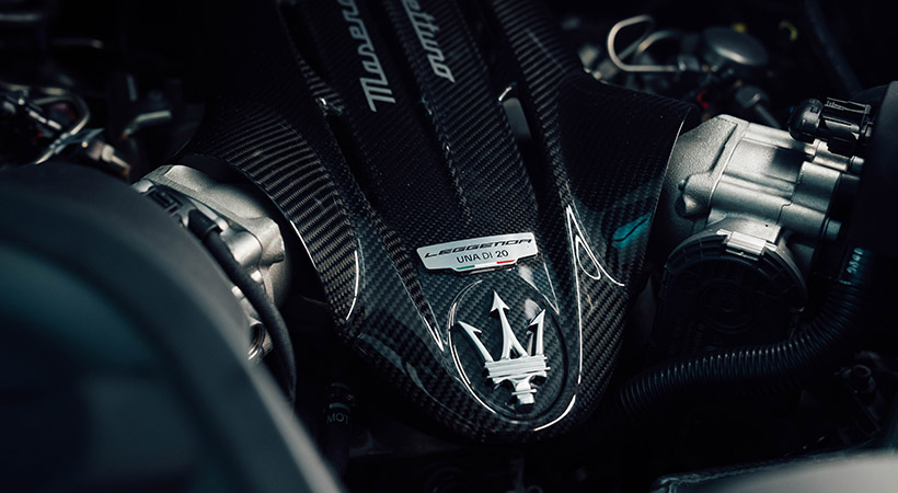 Ambos modelos cuentan con tapa de fibra de carboo para el motor. Foto: Maserati