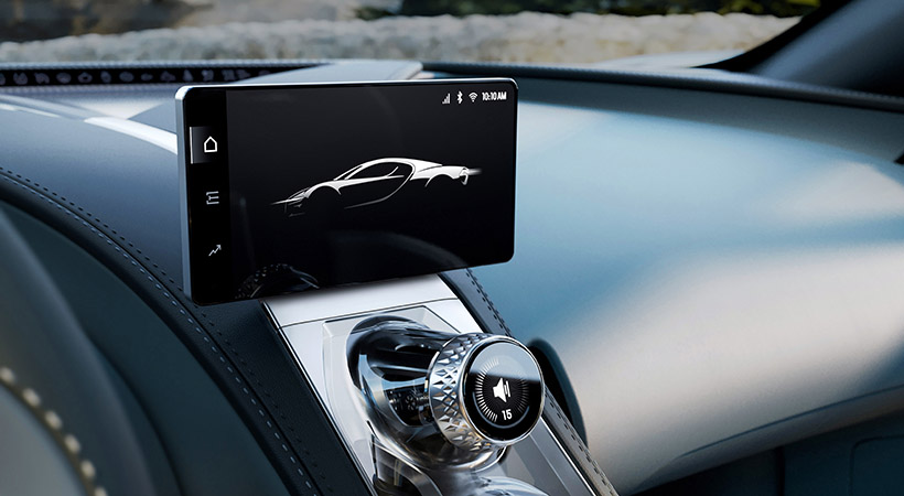 Si eres fan de las pantallas, entonces te alegrará saber que hay una, oculta, en la parte superior de la consola central. Foto: Bugatti