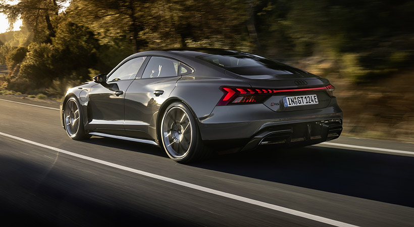 Además de las mejoras en velocidad, el sedán eléctrico también cuenta con una batería actualizada. Foto: Audi 