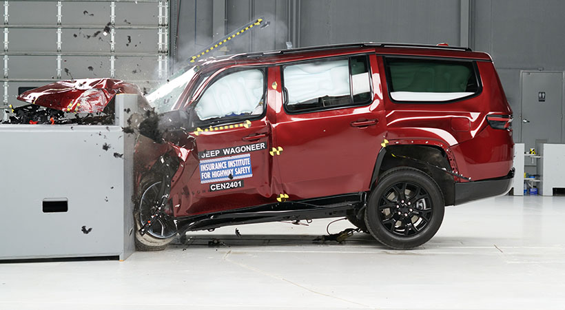 Jeep Wagoneer durante la prueba del IIHS. Foto: IIHS
