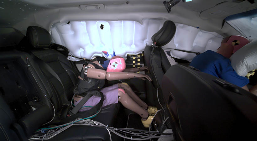 Además, el SUV de Lincoln obtuvo buenos resultados en la prueba de solapamiento moderado actualizada.  Foto: IIHS
