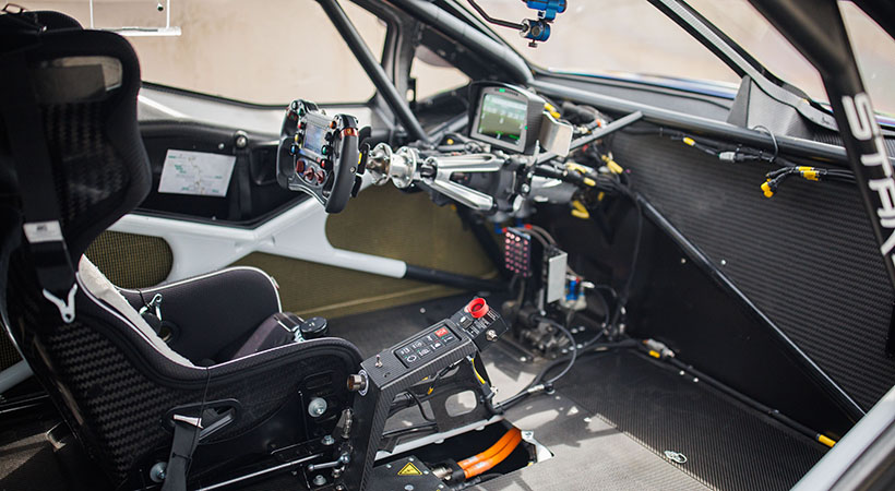 El interiro ceunta con solo lo necesario. Foto: Ford Performance