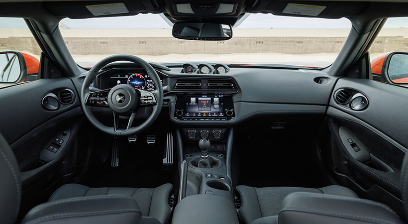 El interior recibe alguinos detalles específicos de esta edición. Foto. Nissan