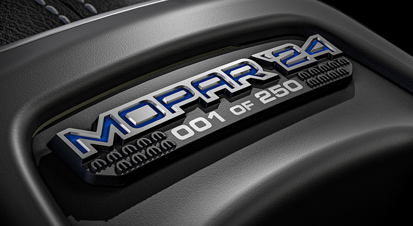 En el interior de la cabina tenems una placa especial, colocada en la consola central donde se aprecia el número de unidad que corresponde. Foto: Jeep