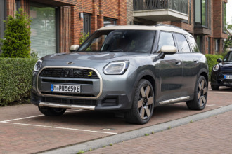 Los estadounidenses siguen convencidos de los autos eléctricos, pero hay algo que aún las preocupa: La infraestructura de carga