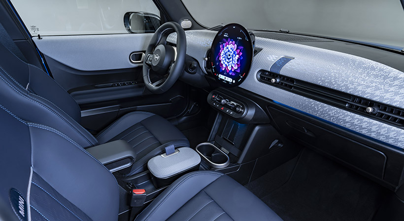 El tablero de diseño curvo y las puertas cuentan con superficies textiles, y las salidas de aire tienen un diseño plano que permite un flujo de aire uniforme y ajustable. Foto: Mini