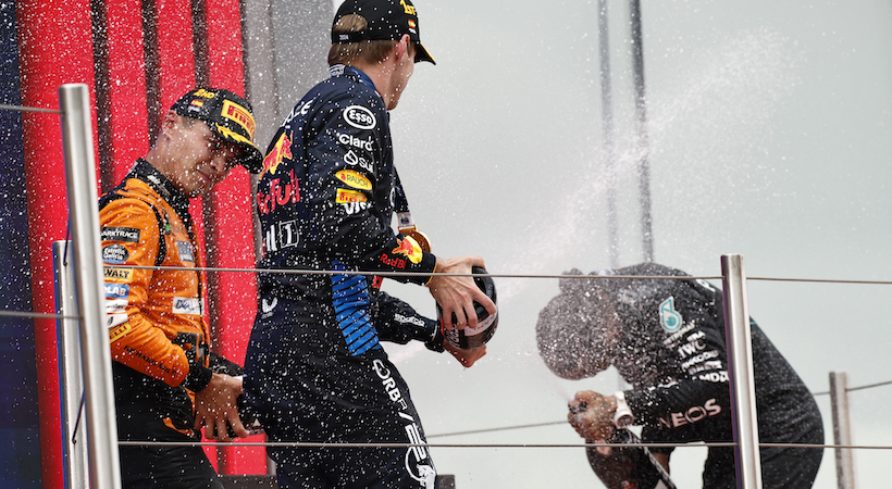 Max Verstappen, Lando Norris y Lewis Hamilton en el podio del Gran Premio de España 2024. Foto: McLaren. Foto: Chris Graythen/Getty Images/Red Bull