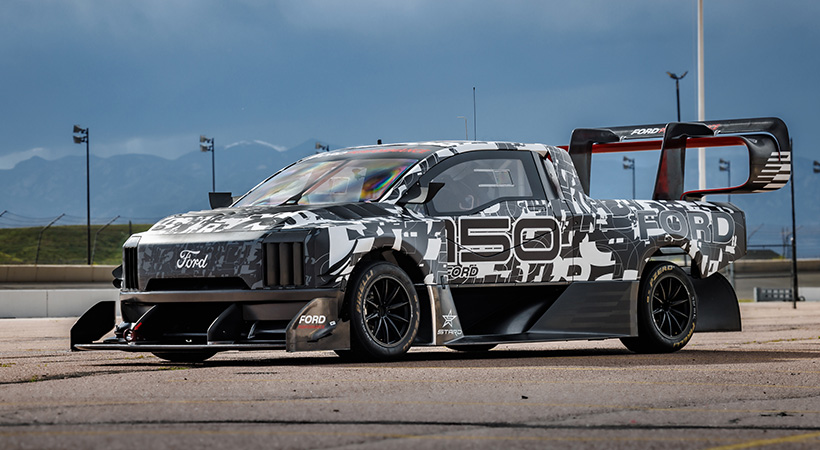 destaca un enorme alerón de cuello de ganso en la parte trasera que sobresale por encima del techo de la cabina. Foto: Ford