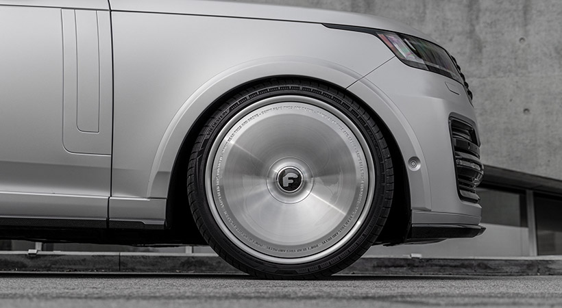 La lista de modificaciones también incluye el juego de rines monobloque Forgiato Cactus Jack de 24 pulgadas. Foto: Urbamn Automotive