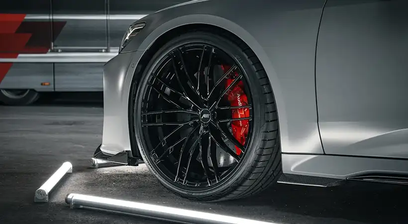 Las salpicaderas delanteras son ligeramente más anchas para acomodar los enormes rines de aleación de 22 pulgadas. Foto: Abt