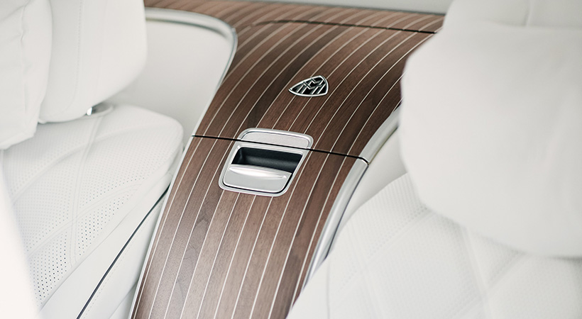 Para crear contraste se ha añadido un acabado en nogal con tiras de aluminio claro, que evocan el diseño de la cubierta de un barco. Foto: Mercedes-Maybach
