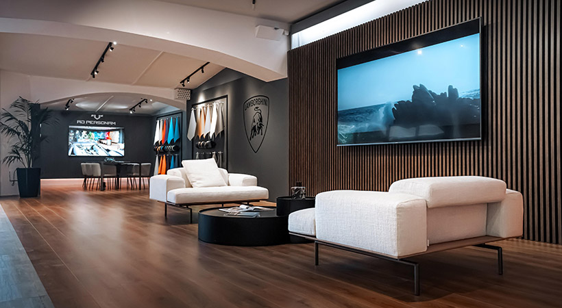 Mientras admiras estos autos, tendrás la oportunidad de deleitar el paladar con un café espresso Lavazza en una sala amueblada por Living Divani.  Foto: Lamborghini