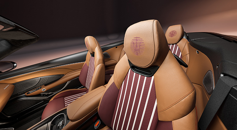 Los reposacabezas están dornados con un bordado que mezcla el emblema de Maserati y el característico sol que adorna las etiquetas de los vinos de Tignanello. Foto: Maserati