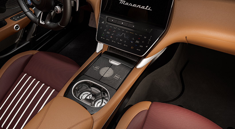 El interior cuenta con múltiples detalles específicos. Foto: Maserati