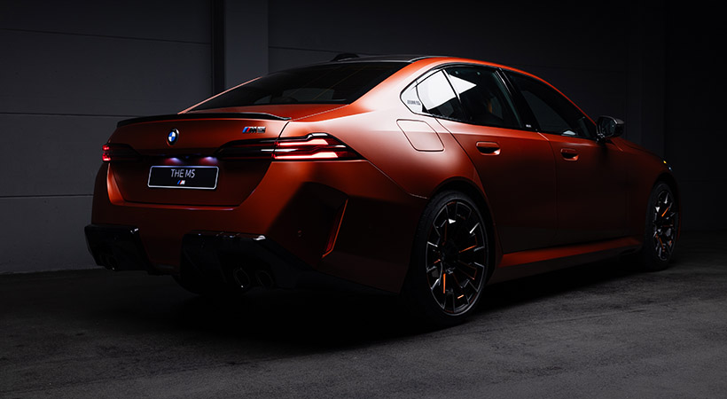 El BMW M5 Pebble Beach Concours d’Elegance #1/1 cuenta con una pintura específica Individual Frozen Orange metálico. Foto: BMW