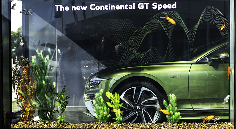 El ‘FOShtank’ es una versión personalizada de las unidades de exhibición de vidrio ‘Toy Box’ que Bentley utiliza en su campus Dream Factory en Crewe, Inglaterra, pero modificada para incluir un acuario hecho a medida en una interpretación humorística del logro realizado por el sedán en el túnel de Noruega. Foto: Bentley